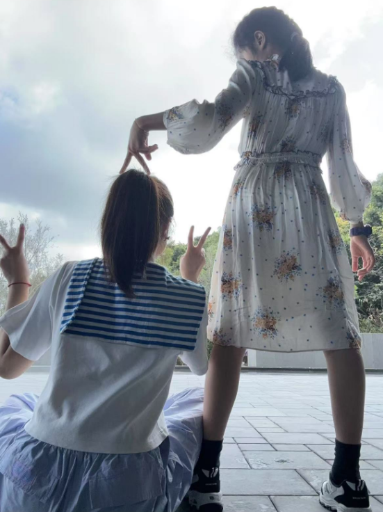 马伊琍小女儿11岁生日，文君竹晒合影为妹妹庆生，妹妹身高优越