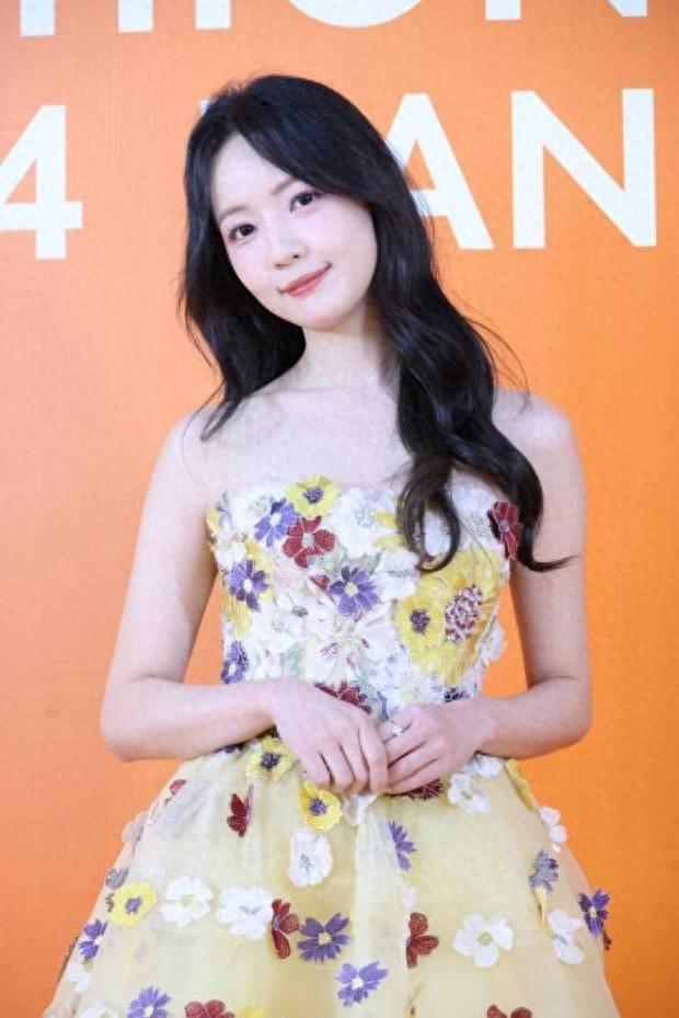 秦牛正威官宣分手后首亮相 穿抹胸花裙气色好