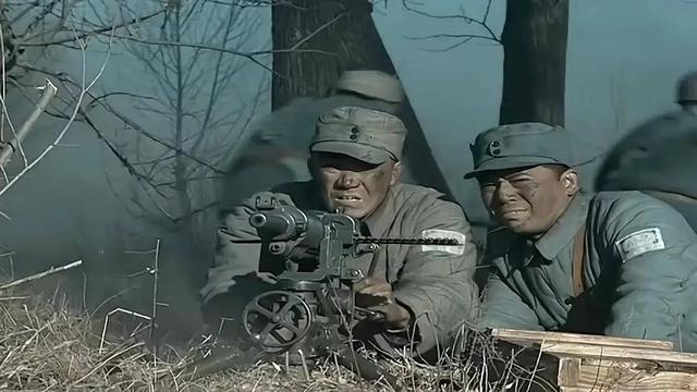 三刷《亮剑》后，才懂得身为师长的李云龙，为何敢顶撞王副军长