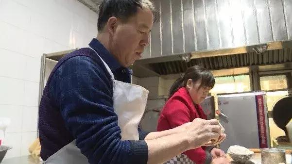 在云端里爱诗，在泥土里生活，在岁月中一直洒脱