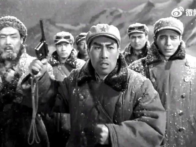 梁音主演的电影回顾：《冰山上的来客》与《三进山城》的感人瞬间