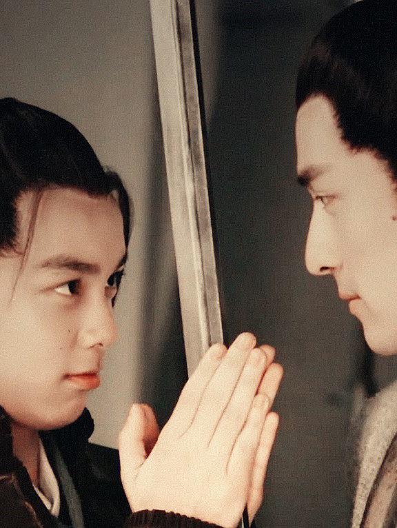 26岁吴磊皮肤黝黑 络腮胡 大秀胸肌和八块腹肌 小孩哥变大叔像胡歌