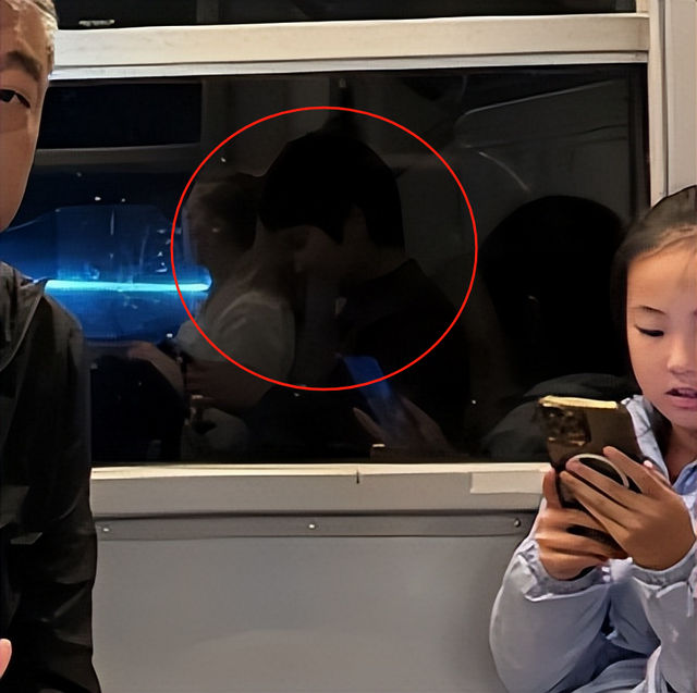 55岁董勇巴黎被偶遇，满头白发长胡子又老又胖，妻女玩手机太入迷