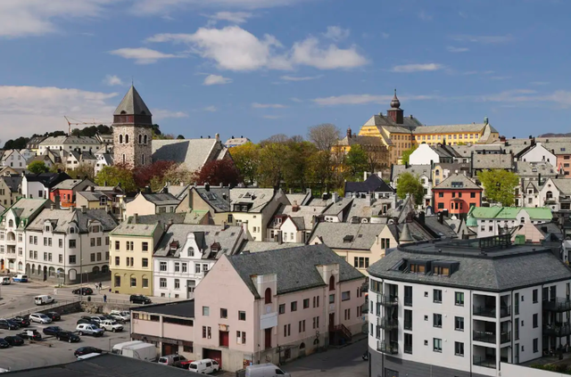 从贫家女到交际花，曾因美貌搅动英国政坛，晚年沦为落魄大妈