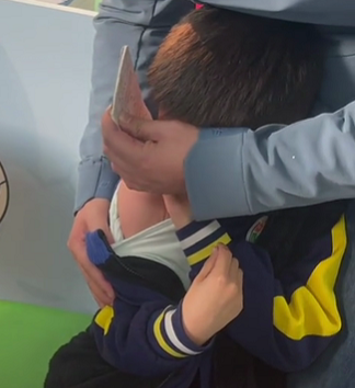 青岛一男孩打疫苗…全程崩溃式求情！针头扎下去的一刻：我要去世了，再见了妈妈