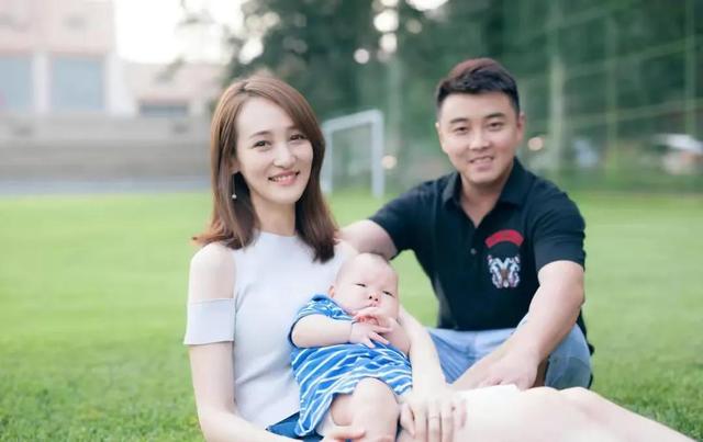 闫博雅：26岁嫁“乒乓冠军”王皓，伺候生病婆婆，为丈夫放弃梦想