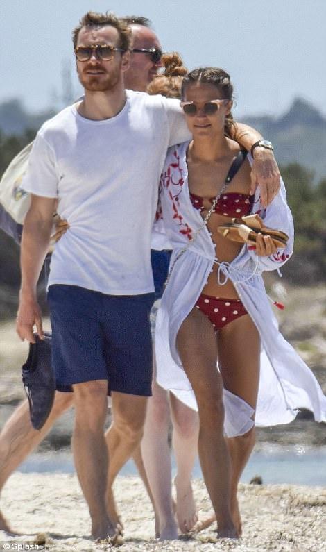 外媒曝“法鲨”“坎妹”下月大婚!相识三年修成正果