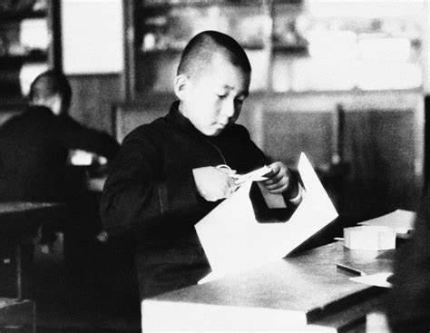 “我是王子。”“不,在这里你叫吉米。”这个神秘组织,把天皇从神的儿子变成普通人?