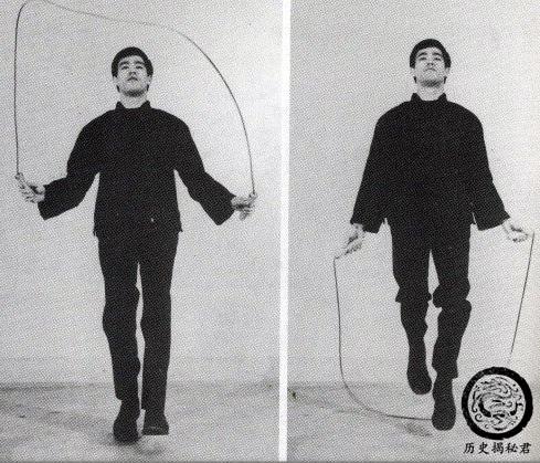 一组李小龙的珍贵训练照:背部肌肉夸张,图九放大后让人惊叹