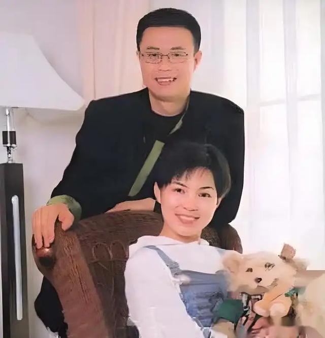 白燕升,结婚九个月妻子瘫痪不抛弃,45岁离开央视,50岁儿女双全