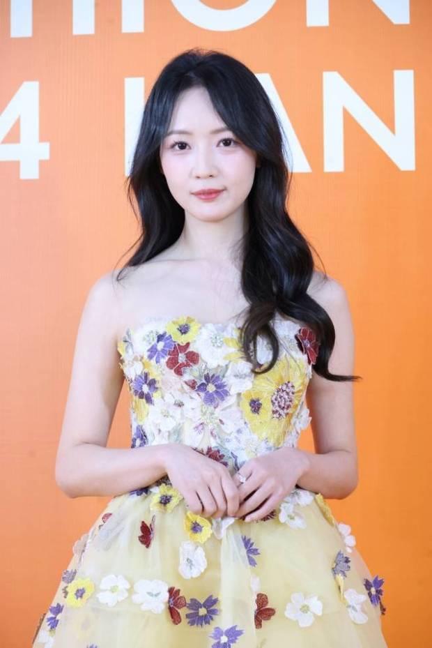 秦牛正威官宣分手后首亮相 穿抹胸花裙气色好