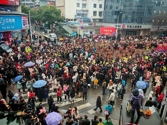 正月十五张家界全民狂欢,国际友人也来“闹”元宵