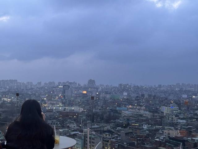 韩国首尔出“催婚”政策 结婚就奖100万韩元 能解决结婚率下滑吗？