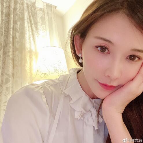 46岁林志玲近照曝光，苹果肌肿胀，脸部僵似充气，撞脸王心凌