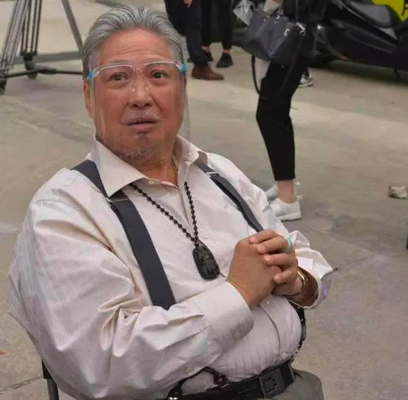 69岁洪金宝身形暴瘦，安居上海亲自现身买菜，坐轮椅俩保镖护航