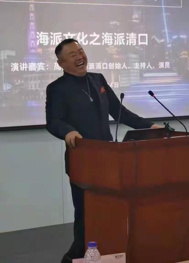 54岁周立波近况曝光,身材发福靠商演捞金,拄拐棍行走表情痛苦