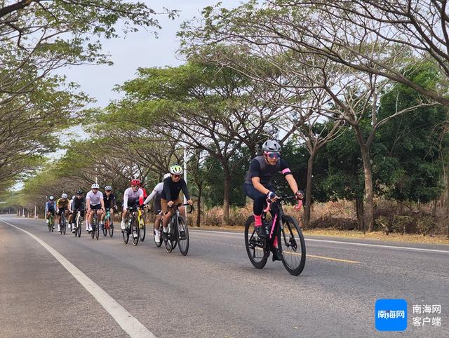 国内外多名骑行爱好者“骑聚”昌江棋子湾 打卡海南环岛旅游公路