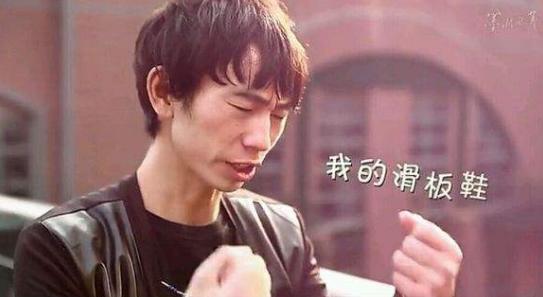 四年前《滑板鞋》一唱成名的庞麦郎，如今只能在农村的婚礼上尴尬献唱