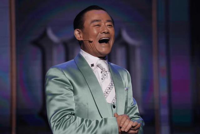 54岁周立波近况曝光,身材发福靠商演捞金,拄拐棍行走表情痛苦