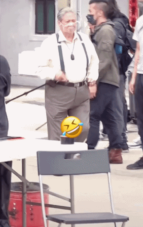 69岁洪金宝身形暴瘦，安居上海亲自现身买菜，坐轮椅俩保镖护航