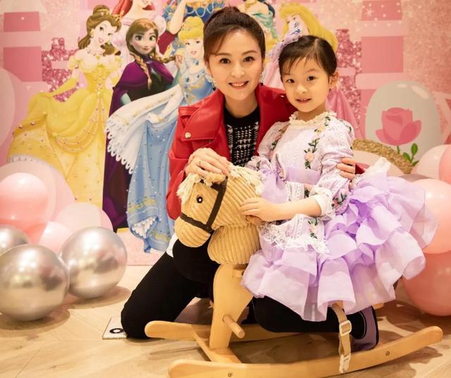 《凤在江湖》播出19年，男主因故退圈，两位女主生活美满