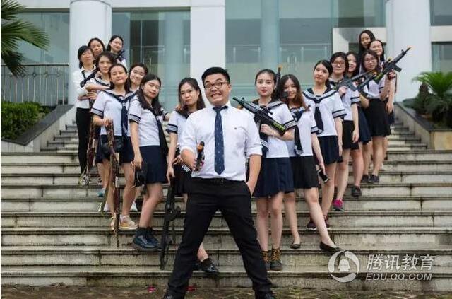 反差萌!大学生穿水手服扛枪拍毕业照
