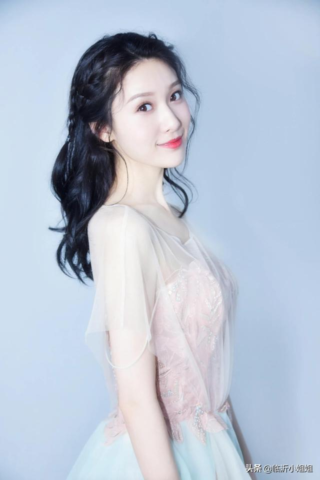 王子璇，高冷的清纯美少女，唯美颜值散发柔情之美，太迷人