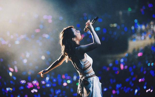 富婆邓紫棋：16岁出道25岁登福布斯，不到30岁豪宅好几套