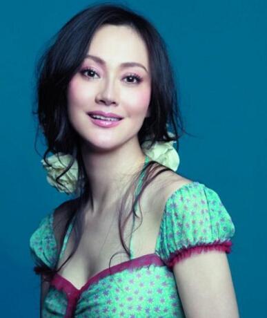 抛弃重病丈夫,甩掉著名导演,55岁再嫁比利时豪门的她现状怎样了