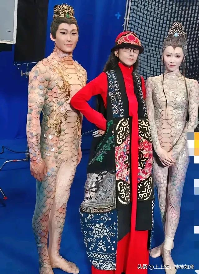 春晚《蛇来运转》 美女蛇灵动现身 人蛇傻傻分不清楚 浑身起鸡皮疙瘩