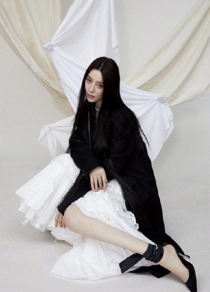 范冰冰重登国内杂志封面，身材暴瘦美出新高度