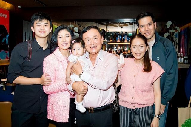 55岁英拉很幸福：全家在迪拜庆祝泼水节，18岁儿子和舅舅一个模子