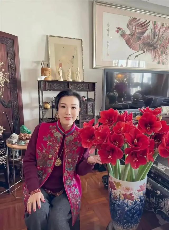 69岁吕良伟过年晒一家人豪宅照，儿子肥硕老婆美，家里摆满年宵花