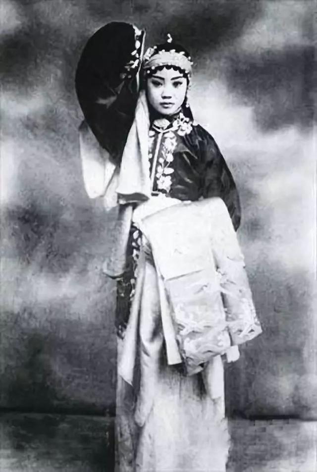 老照片:29位大明星的少女时代 个个像花骨朵般美丽 刘晓庆斗志昂扬