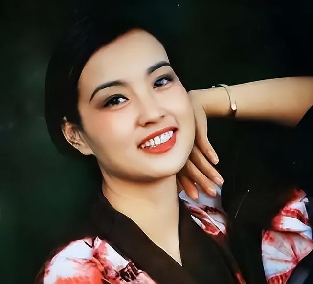 让人唏嘘！一代影星“刘晓庆”老家选墓地，素颜老人装扮引热议