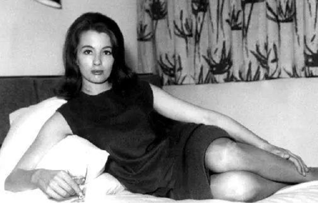 从贫家女到交际花，曾因美貌搅动英国政坛，晚年沦为落魄大妈