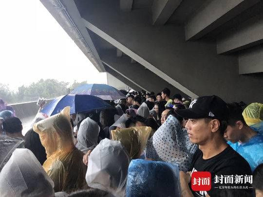 不惧暴雨倾盆 成都歌迷“游泳”去听五月天