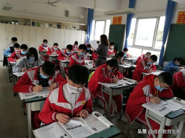 直击成都高二、初二开学第一课，一场致敬逆行的爱国教育