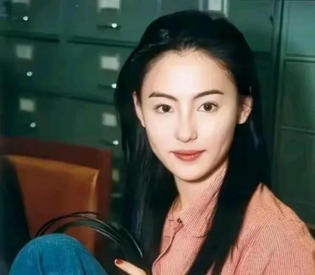 近况！张柏芝定居上海穿胶靴去买菜，太有意思了