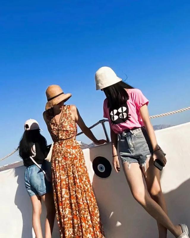 马伊琍小女儿11岁生日，文君竹晒合影为妹妹庆生，妹妹身高优越