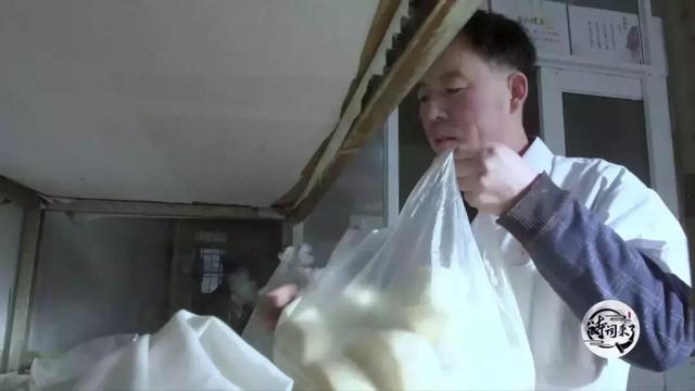 在云端里爱诗，在泥土里生活，在岁月中一直洒脱