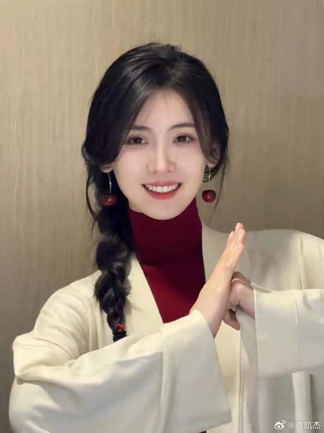 村里有个姑娘叫小芳，辫子粗又长！