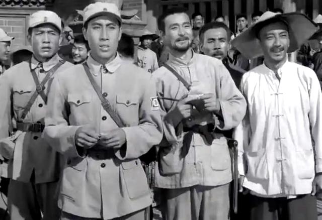 梁音主演的电影回顾：《冰山上的来客》与《三进山城》的感人瞬间