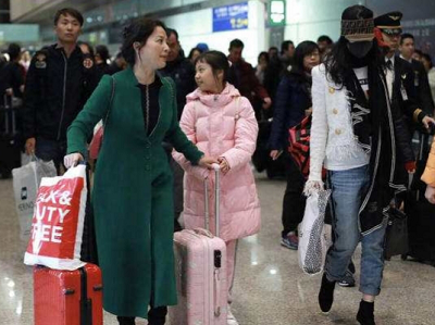 刘亦菲罕见晒出全家福，60岁的天仙妈妈刘晓莉美呆了！