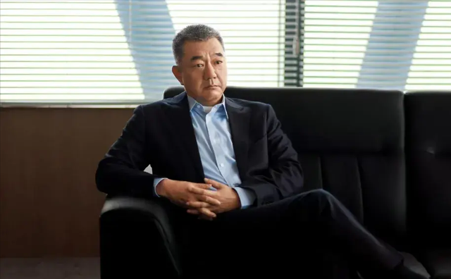 55岁董勇巴黎被偶遇，满头白发长胡子又老又胖，妻女玩手机太入迷