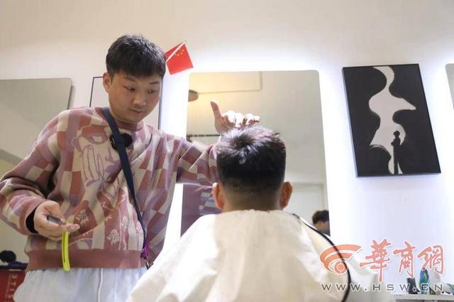 【步伐·新春走基层】理发师小阮：真诚对待每一名进店的顾客