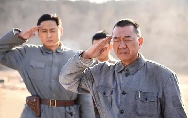 55岁董勇巴黎被偶遇，满头白发长胡子又老又胖，妻女玩手机太入迷