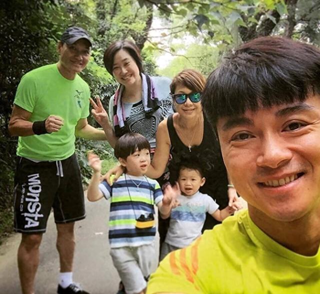 两家人开心相聚！黄浩然尊师重道与冼灏英相识过26年依旧感情好