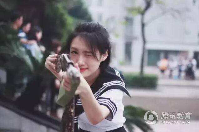 反差萌!大学生穿水手服扛枪拍毕业照