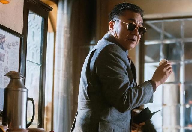 55岁董勇巴黎被偶遇，满头白发长胡子又老又胖，妻女玩手机太入迷